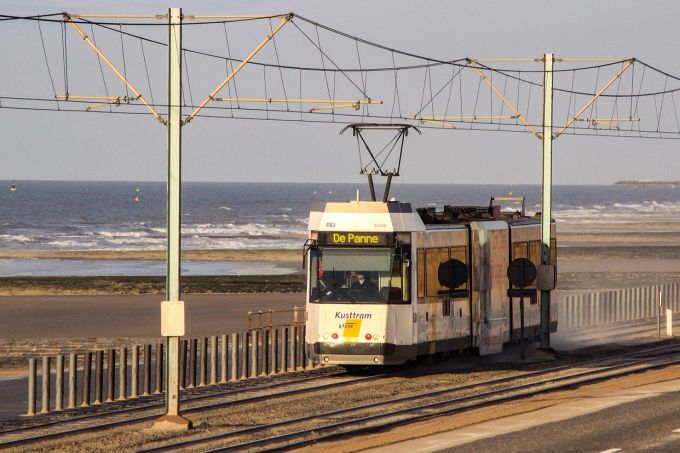 67 Stationen liegen auf ihrem Weg: Die Kusttram verbindet alle Badeorte an der belgischen Nordseeküste. Tram Küste Meer Ebene