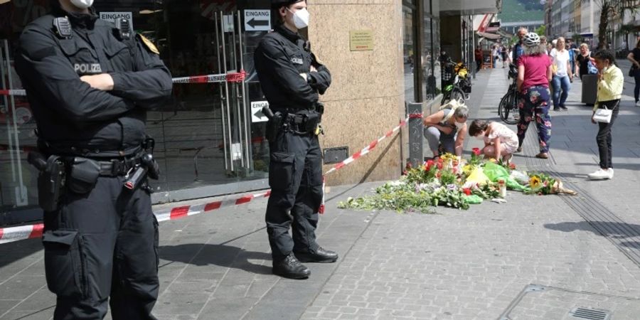 Polizisten am Tatort in Würzburg im Juni 2021