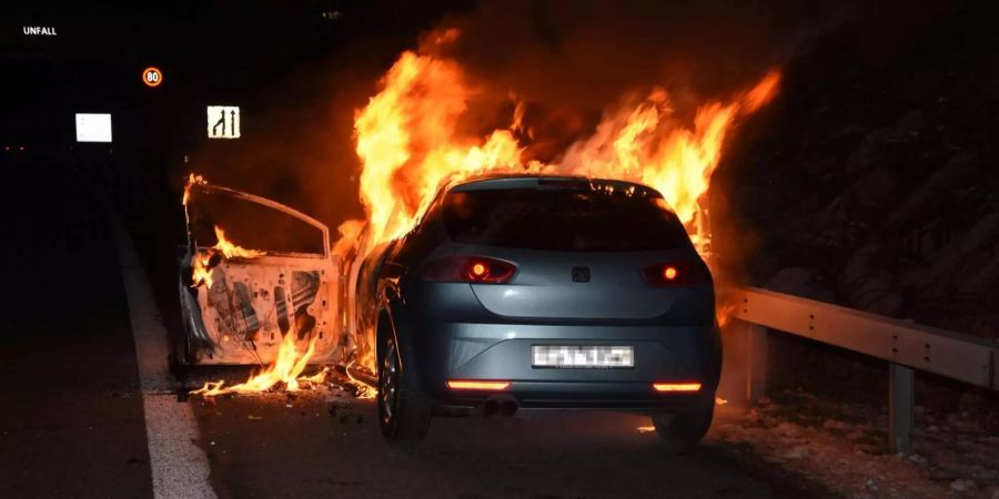 Das Auto brannte vollständig aus.