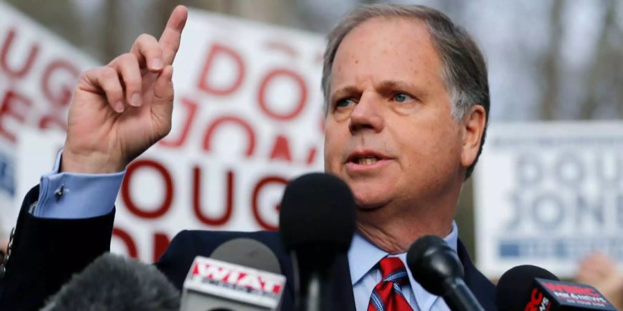 Der US-Demokrat Doug Jones gewinnt die Senatsnachwahl in Alabama.