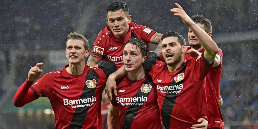 Leverkusen gewinnt in Hoffenheim klar mit 4:1. Die Werkself profitiert von den Patzern von Leipzig, Schalke und Dortmund: «Vizekusen» liegt wieder einmal auf Platz zwei hinter dem FC Bayern.