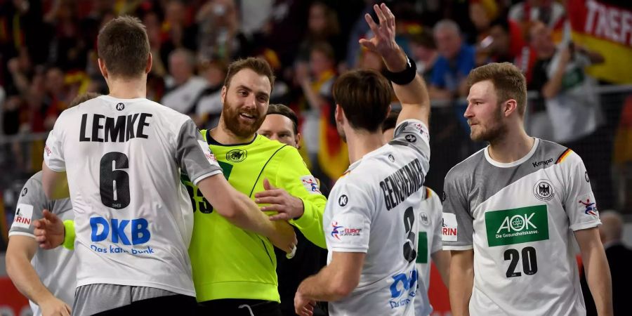 Die deutschen Handball-Spieler feiern ihren Sieg.