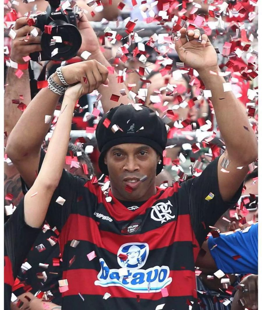 Nach zehn Jahren in Europa kehrte Ronaldinho in seine Heimat zurück. Obwohl er bei Flamengo wie ein Heiliger empfangen wurde, blieb er dort lediglich ein Jahr.