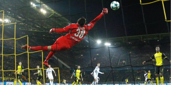 Dortmund-Goalie Roman Bürki zeigt eine Glanzparade. Dortmund-Goalie Roman Bürki zeigt eine Glanzparade.