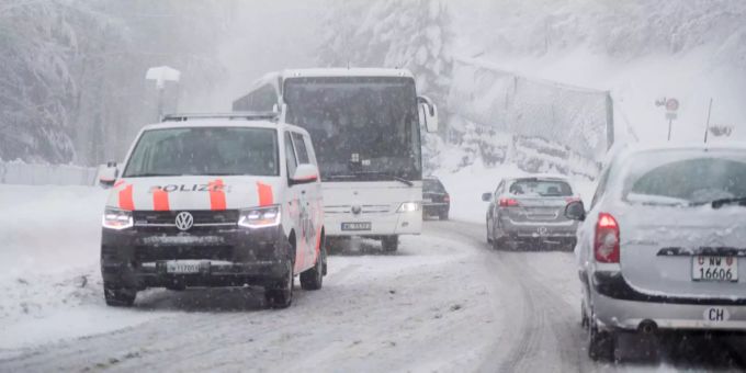 Ein Reisebus blieb wegen der starken Schneefälle heute Sonntag bei Engelberg stecken. Ein Reisebus bleibt wegen starken Schneefaellen stecken.