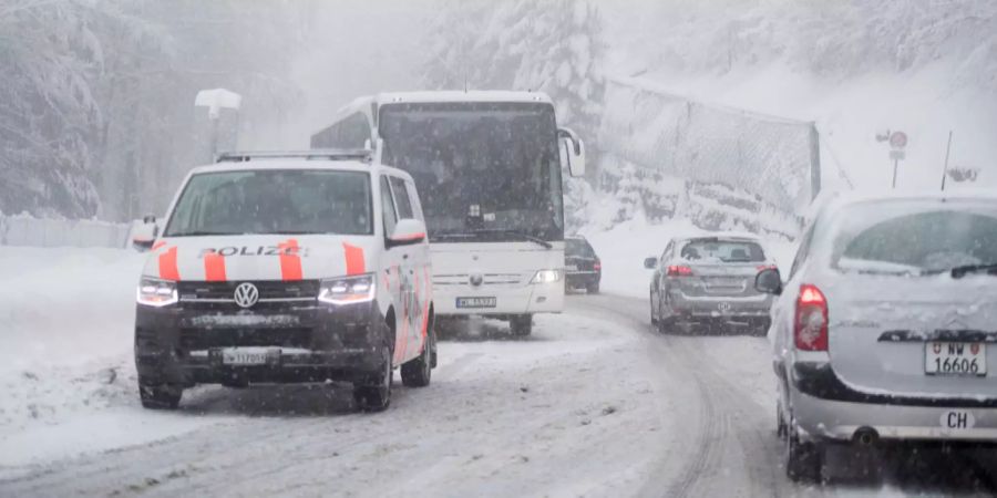 Ein Reisebus bleibt wegen starken Schneefaellen stecken.