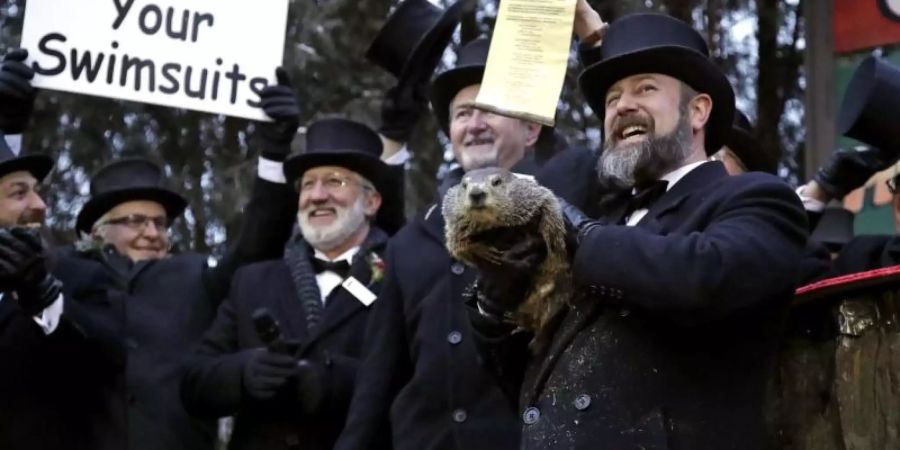 Der Nager Phil sieht den Frühling kommen. Foto: Gene J. Puskar/AP