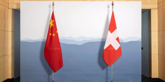 Eine Schweizer und eine chinesische Flagge.
