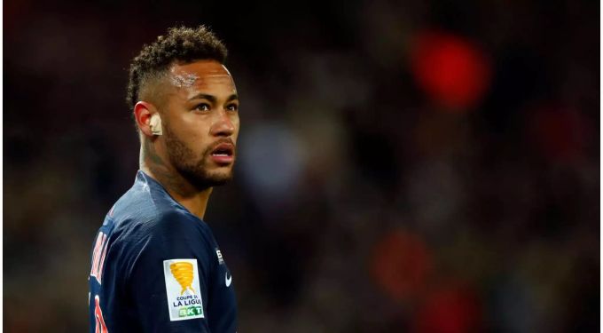 Der Berufungsantrag von Neymar wurde vom spanischen nationalen Gerichtshof abgeschmettert. Neymar schaut in die Ferne