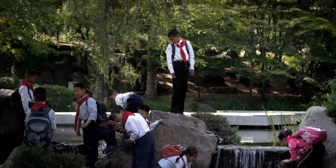 Kinder mit einer Schuluniform.