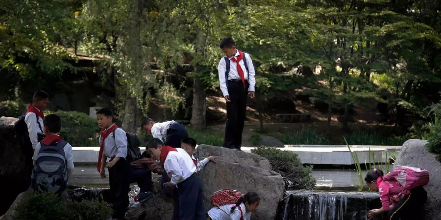 Kinder mit einer Schuluniform.