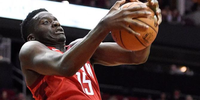 Clint Capela dunkt mit dem Ball in den Händen