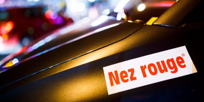 Die Nez-Rouge-Freiwillige fahren gegen Spenden fahruntüchtige Lenker und ihre Autos nach Hause. Teilausschnitt eines Autos mit «Nez rouge»-Aufkleber.