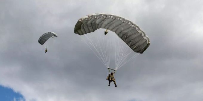 Grenchen SO - Flugzeug crasht fast in Militär-Fallschirmspringer