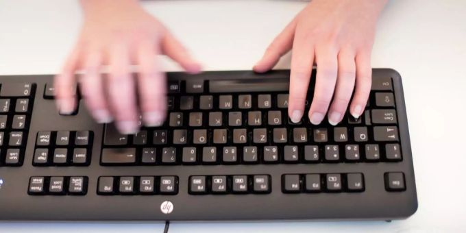 Verschiedene Wissenschaftler wollen das grösste digitale Lexikon der deutschen Sprache aufbauen (Symbolbild). Ein Mitarbeiter von 20 Minuten.