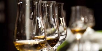 Eine Reihe mit Weingläser.