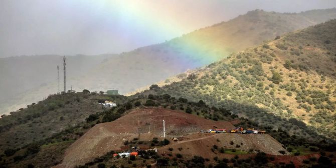 Ein Regenbogen über den Rettungsarbeitern in Malaga.