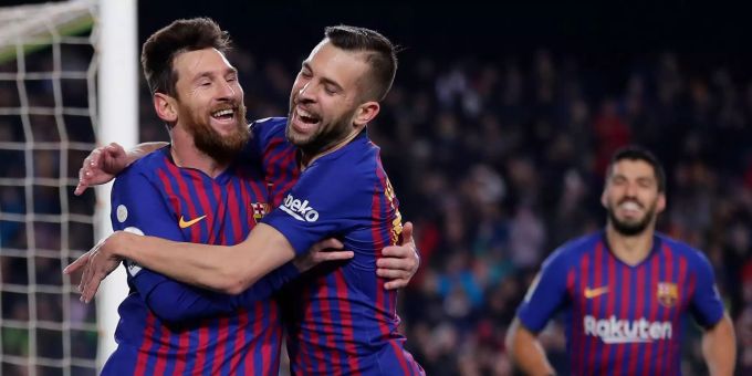 Lionel Messi (l) und Jordi Alba (M) von Barcelona jubeln nach einem Tor gegen Leganes. FC Barcelona - CD Leganes