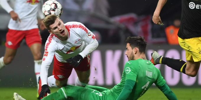 Roman Bürki muss in letzter Sekunde gegen Timo Werner klären. Roman Bürki und Timo Werner.
