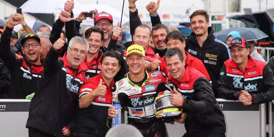 Dominique Aegerter und das Kiefer Racing Team feiern den Sieg des Moto2 Grand Prix von San Marino.