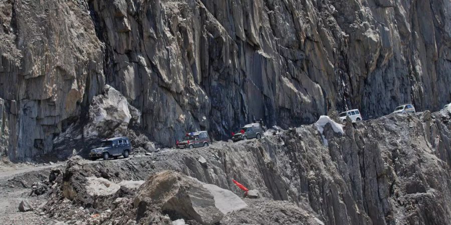 Eine indische Strasse in Himalaya-Gebirge.