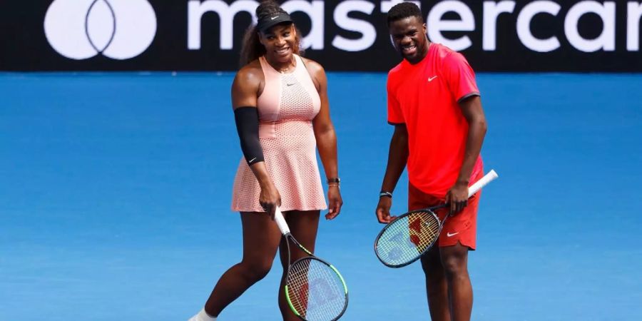 Serena Williams und Frances Tiafoe stehen zusammen auf dem Tennisplatz