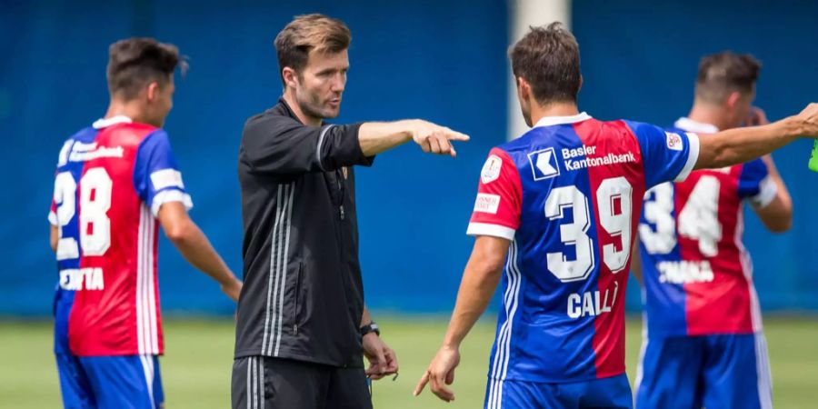 Raphael Wicky gibt den Spielern des FC Basel Anweisungen.