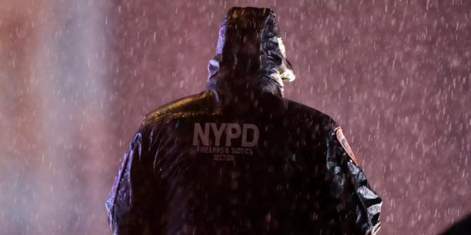 Ein Polizist der New Yorker Polizei bewacht die Silvesterfeier.