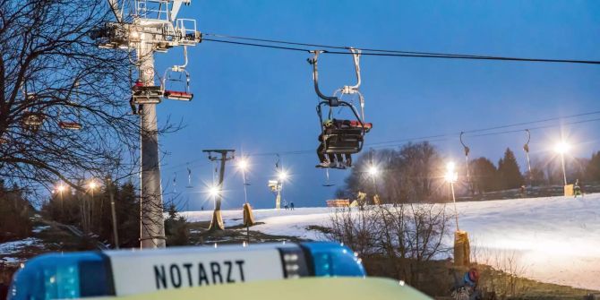 Kind im Erzgebirge aus Sessellift gestürzt