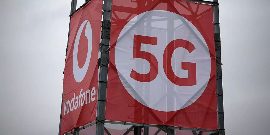 Eine 5G-Antenne steht auf einem Testgelände