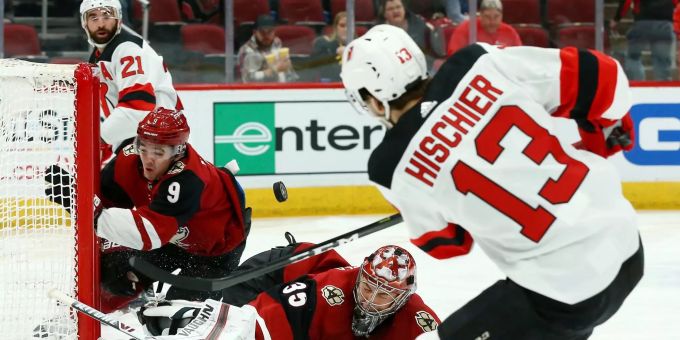 Nico Hischier erzielt sein elftes Saisontor. Nico Hischier markiert gegen Arizona einen Treffer.