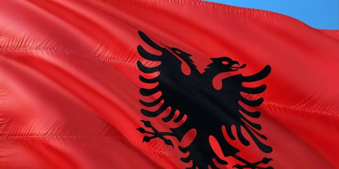 Die Flagge von Albanien.