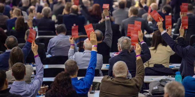 Delegierte halten bei der Europawahlversammlung der Alternative für Deutschland (AfD) ihre Stimmzettel mit der Aufschrift «Nein» hoch. Europawahlversammlung der AfD