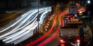 Autos stehen vor einem Tunnel im Stau.