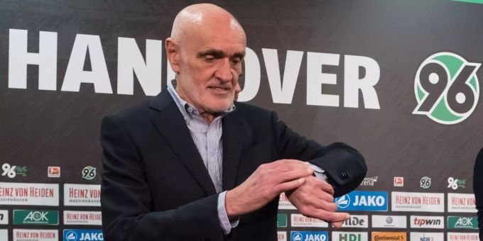 Der Präsident von Hannover 96, Martin Kind, schaut während einer Pressekonferenz auf seine Uhr. Martin Kind