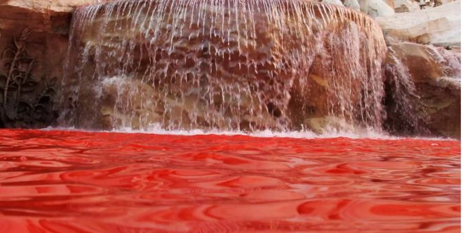 Farbanschlag - Rotes Wasser im Trevi Brunnen