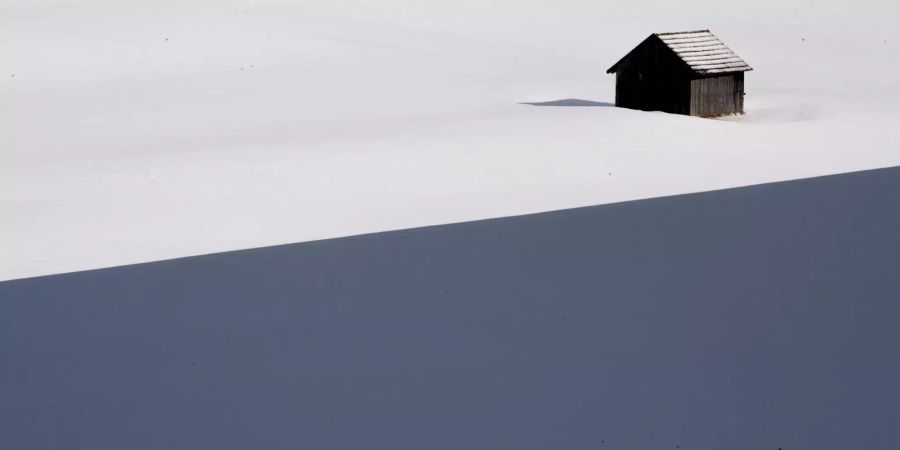 Eine Hütte steht im Schnee.