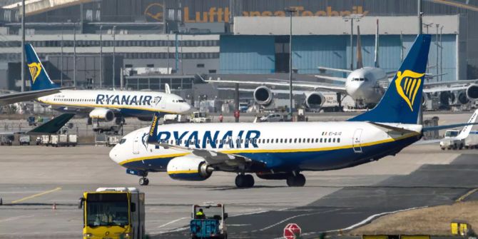 Flugzeug der irischen Airline Ryanair rollt beim Flughafen Frankfurt.