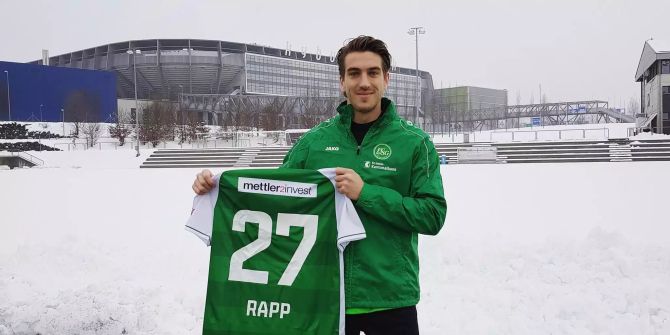 Simone Rapp präsentiert sein Trikot des FC St.Gallen