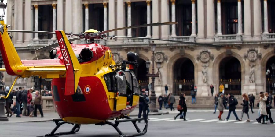 Ein Rettungshelikopter steht vor der Pariser Oper bereit um nach einer Explosion in der Innenstadt die Verletzten zu transportieren.