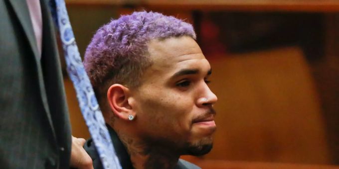 Chris Brown hat einen loyalen Freund. Chris Brown beim Gerichtsprozess wegen Körperverletzung.