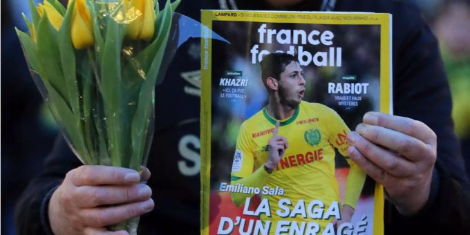 Die Suche nach dem verschwundenen Fussballprofi Emiliano Sala wird fortgesetzt. Eine Kopie eines Fussball-Magazins mit Emiliano Sala.