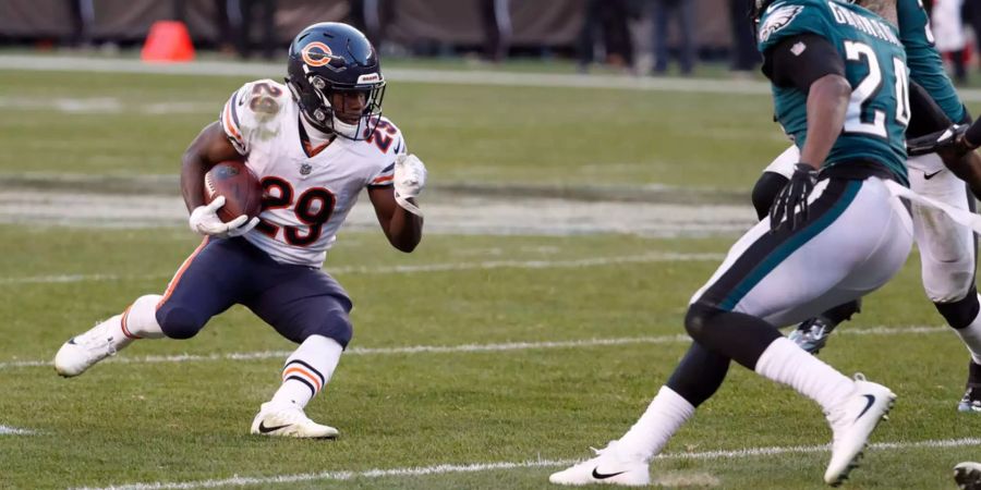 Trotz starken Running Backs erlaufen die Bears nur sechs Yards. Chicago gelingen nur lausige drei Punkte, Rookie-QB Trubisky zeigt sein bisher schlechtestes Spiel. Abgesehen davon: Der Playoff-Zug ist schon längst abgefahren.