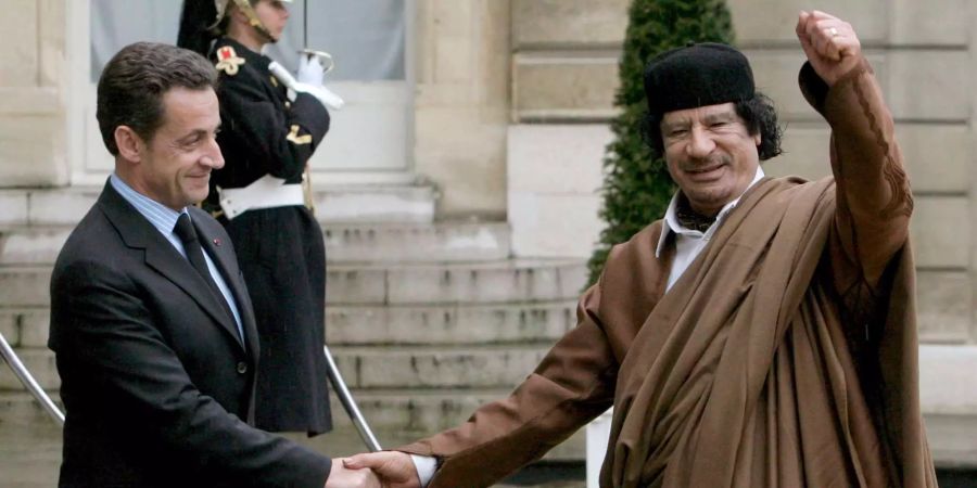 Nicolas Sarkozy und der ehemalige libysche Machthaber Muammar Gaddafi.