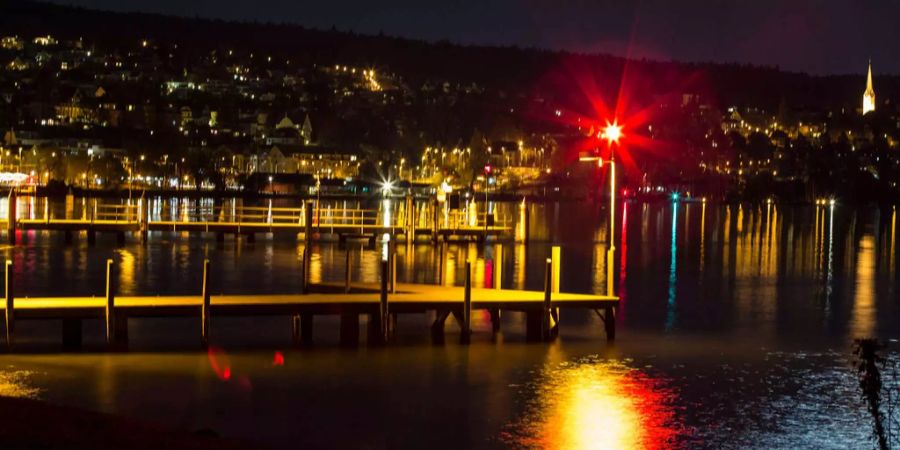 In der Nacht auf Sonntag wurden an der Zürcher Seepromenade mehrere Polizisten angegriffen.