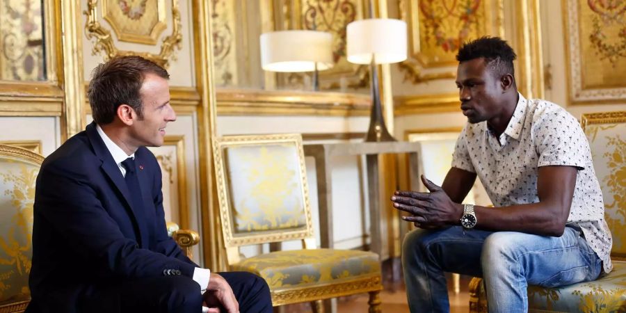 Mamoudou Gassama , der «Spiderman» von Paris, im Gespräch mit dem französischen Präsidenten Emmanuel Macron im Élysée-Palast in Paris.