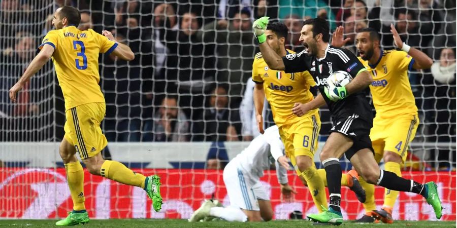 Heftige Proteste bei Juventus Turin nach dem umstrittenen Penaltypfiff in der Nachspielzeit