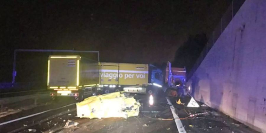 Der Lastwagen blockierte nach dem Unfall die A9 in der Waadt.