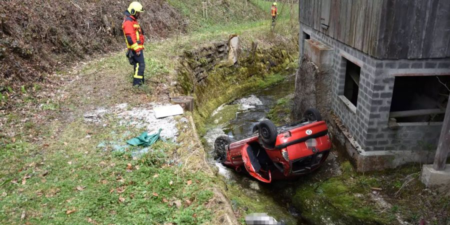 In Degersheim SG ist ein alkoholisierter Autofahrer in den Talbach gestürzt.