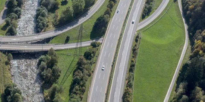 Der Tesla-Fahrer krachte in eine Leitplanke worauf das Auto Feuer fing. Der 48-Jährige verstarb noch auf der Unfallstelle. Die Autobahn musste für längere Zeit gesperrt bleiben. Der Tesla-Fahrer krachte in eine Leitplanke worauf das Auto Feuer fing. Der 48-Jährige verstarb noch auf der Unfallstelle. Die Autobahn musste für längere Zeit gesperrt bleiben.